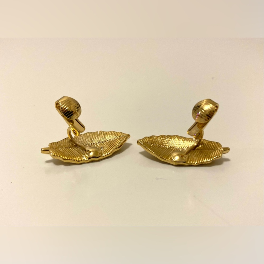 Vintage Trifoli gold colored clip-on leaf earrings - Picture 4 of 6